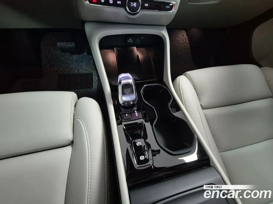 Volvo XC40 2025 2.0 автомат (гидро), фото 9