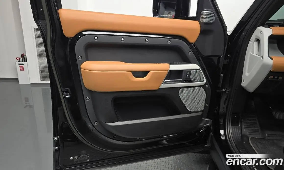 Land Rover Defender 2023 3.0 автомат (гидро), фото 13