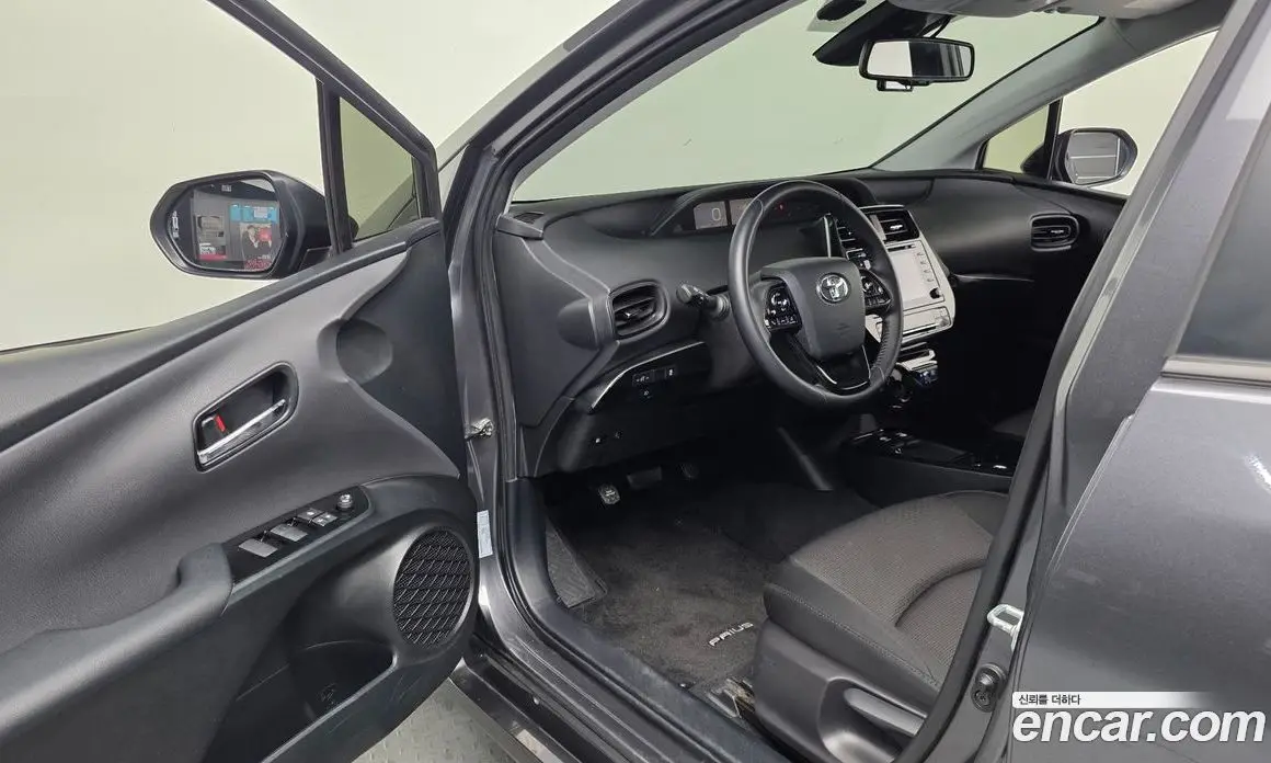 Toyota Prius 2021 1.8 автомат (гидро), фото 12