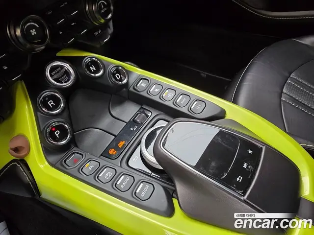 Aston Martin Vantage 2018 4.0 автомат (гидро), миниатюра 11
