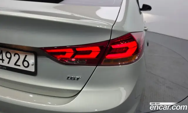 Hyundai Avante 2017 1.6 автомат (гидро), миниатюра 9