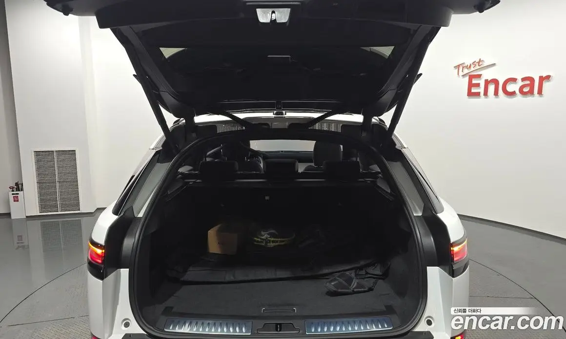Land Rover Range Rover Velar 2024 2.0 автомат (гидро), фото 25