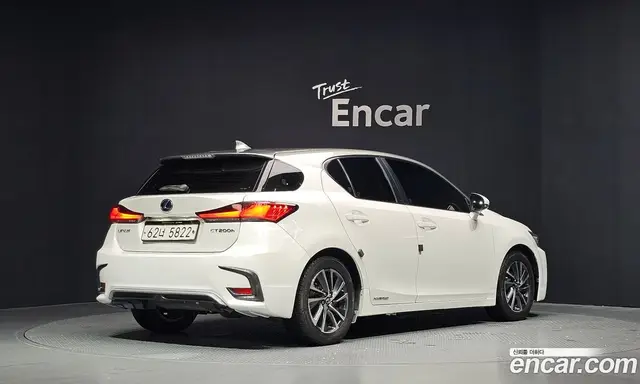 Lexus CT200h 2018 1.8 автомат (гидро), миниатюра 2