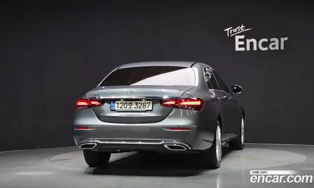 Mercedes-Benz E-Class 2022 2.0 автомат (гидро), миниатюра 3
