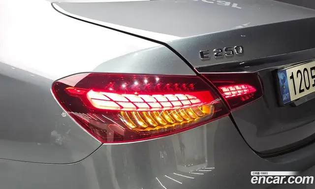 Mercedes-Benz E-Class 2022 2.0 автомат (гидро), миниатюра 8