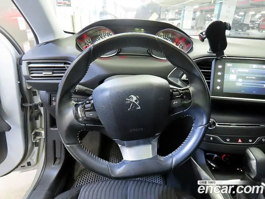 Peugeot 308 2015 2.0 автомат (гидро), фото 8 Peugeot 308 2015 2.0 автомат (гидро), фото 8