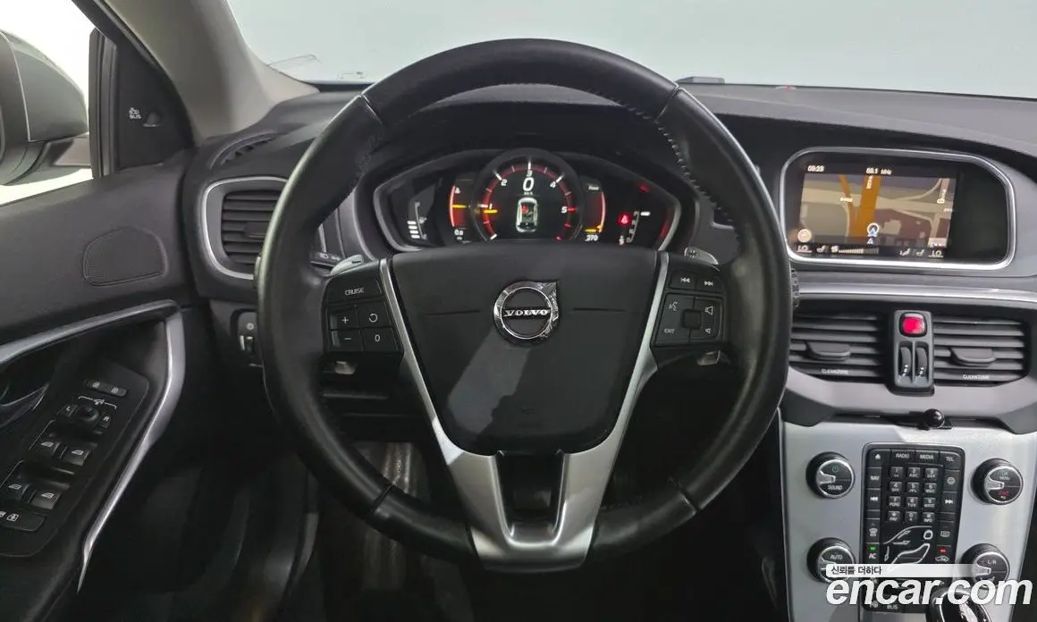 Volvo V40 2017 2.0 автомат (гидро), фото 13