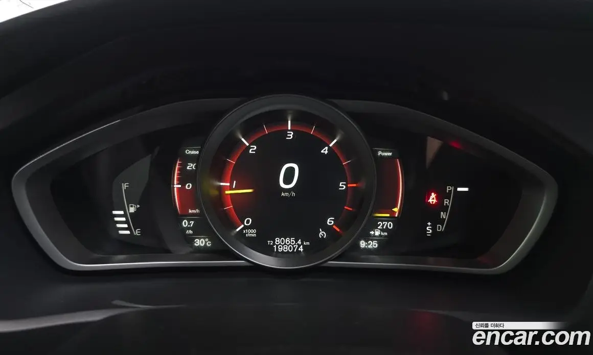 Volvo V40 2017 2.0 автомат (гидро), фото 8