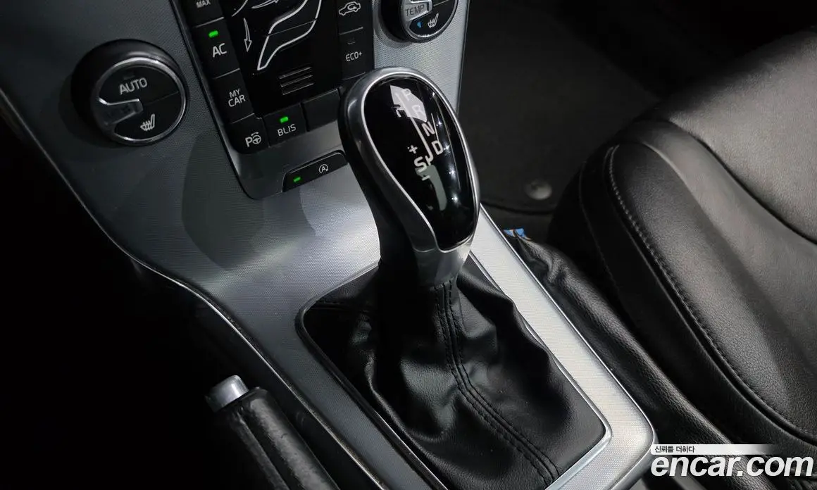 Volvo V40 2017 2.0 автомат (гидро), фото 9