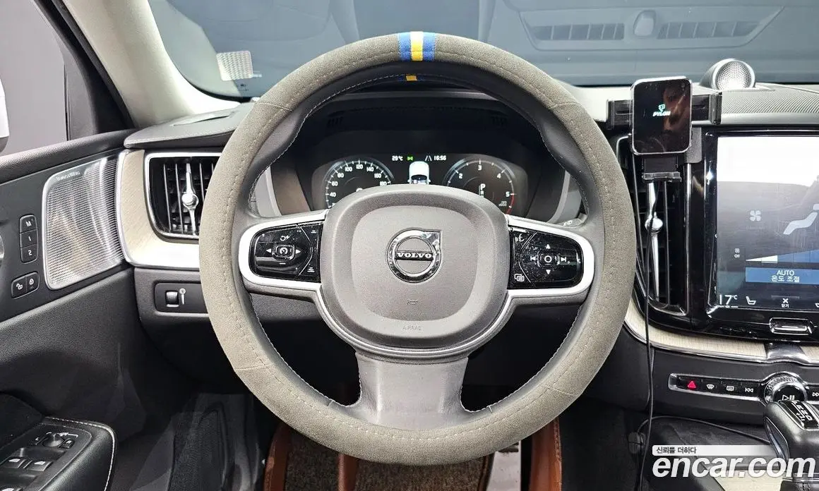 Volvo XC60 2018 2.0 автомат (гидро), фото 12