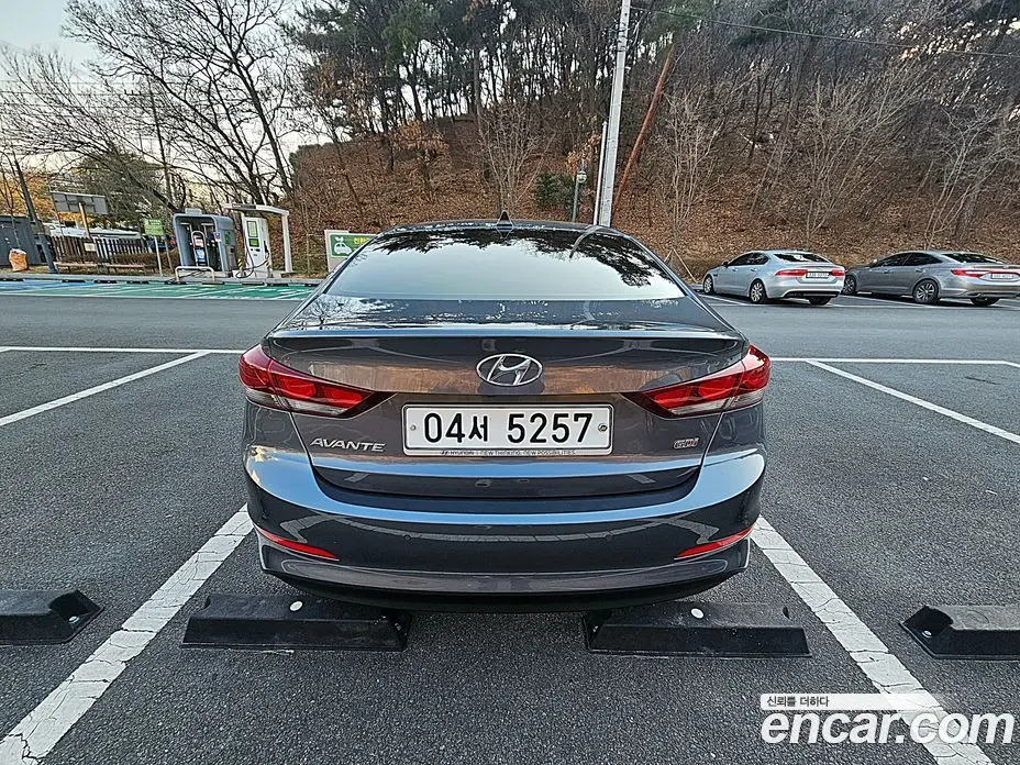 Hyundai Avante 2017 1.6 автомат (гидро), фото 3