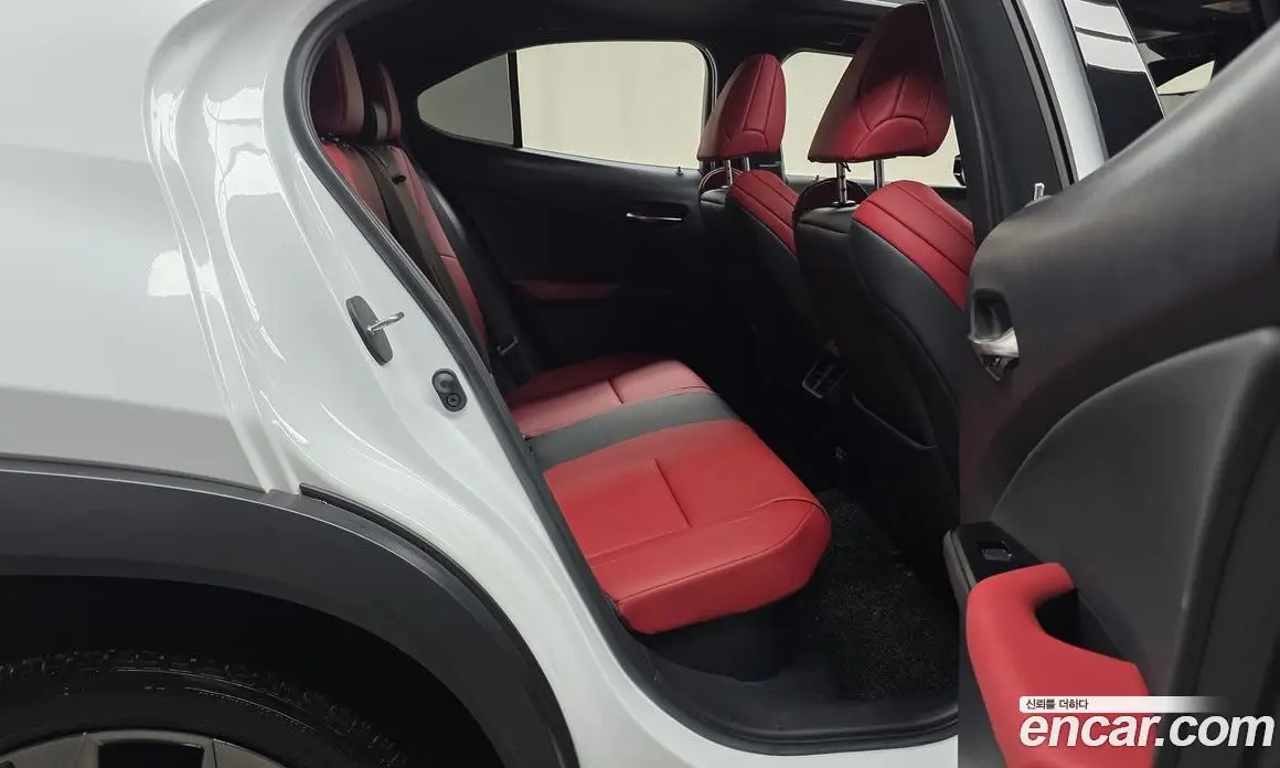 Lexus UX 2023 2.0 автомат (гидро), фото 16