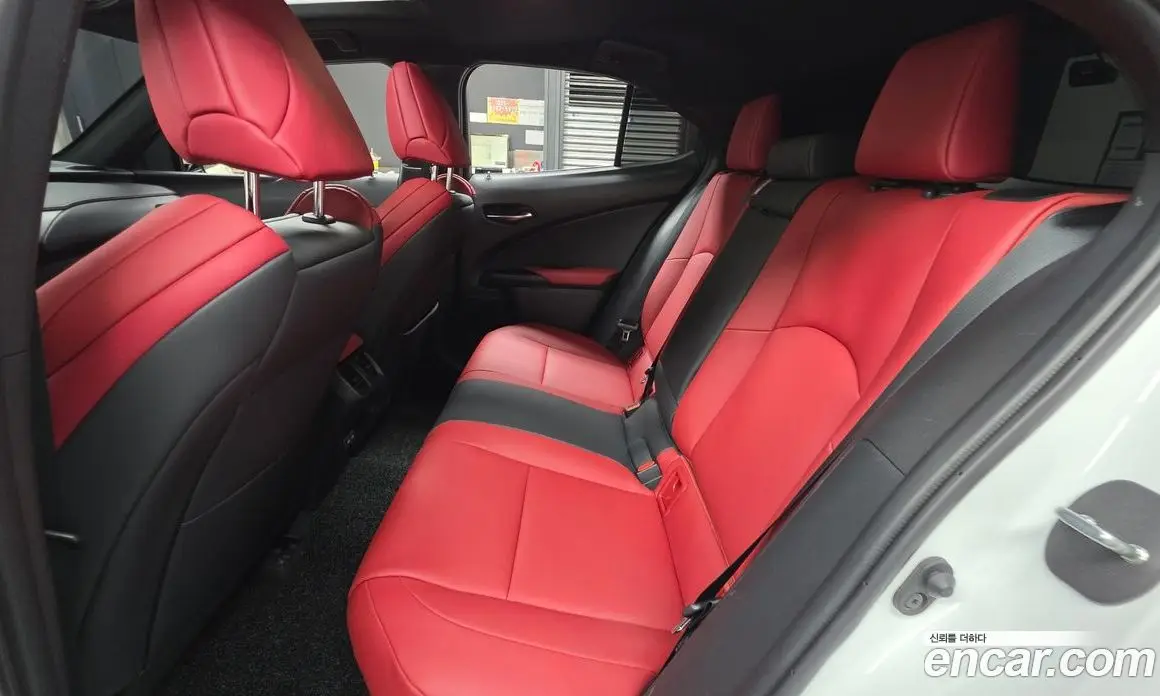 Lexus UX 2023 2.0 автомат (гидро), фото 17