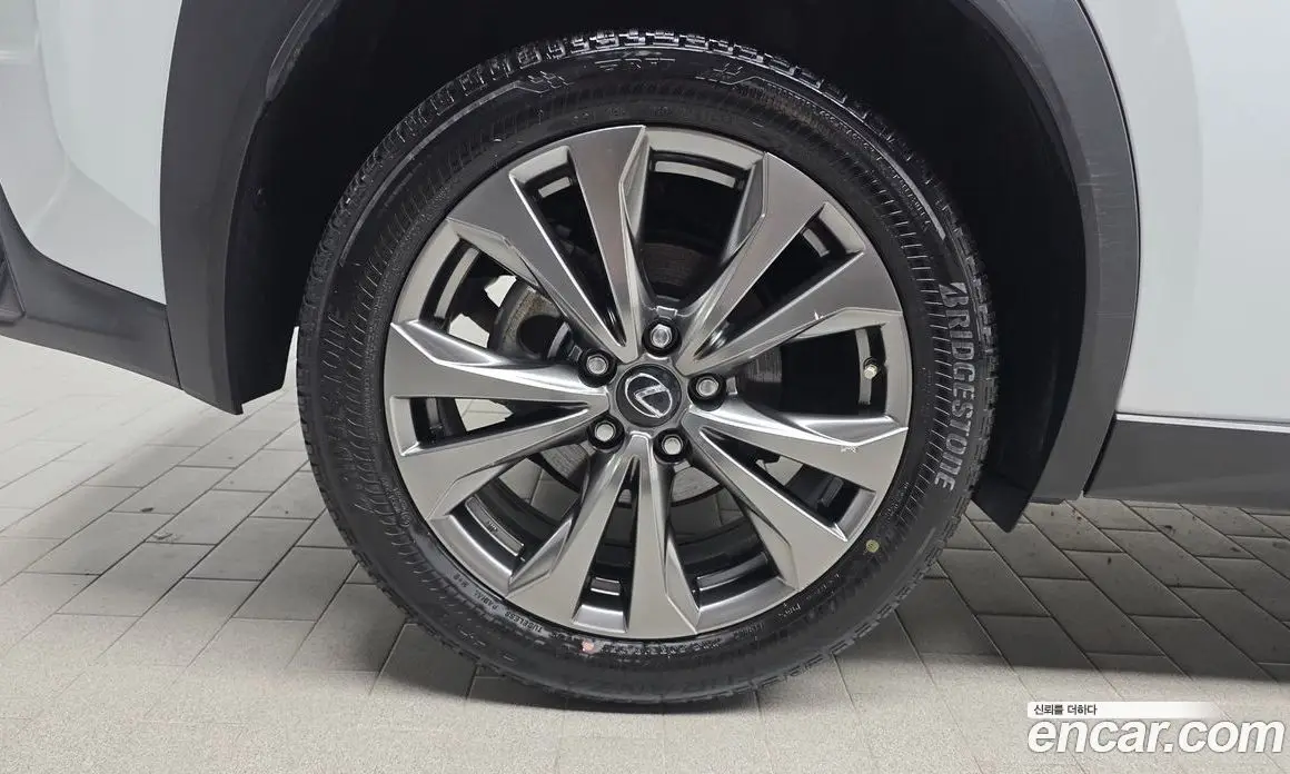 Lexus UX 2023 2.0 автомат (гидро), фото 4