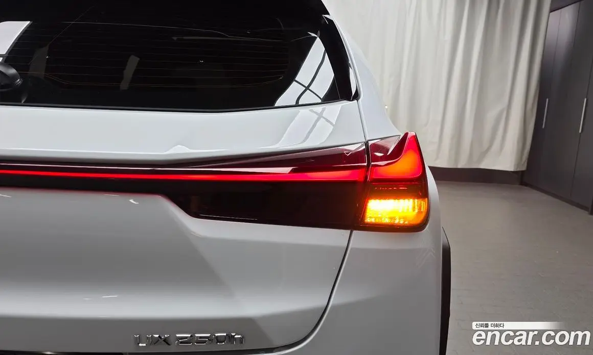 Lexus UX 2023 2.0 автомат (гидро), фото 8