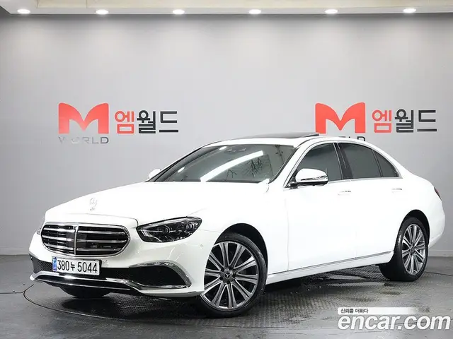 Mercedes-Benz E-Class 2023 2.0 автомат (гидро), миниатюра 1