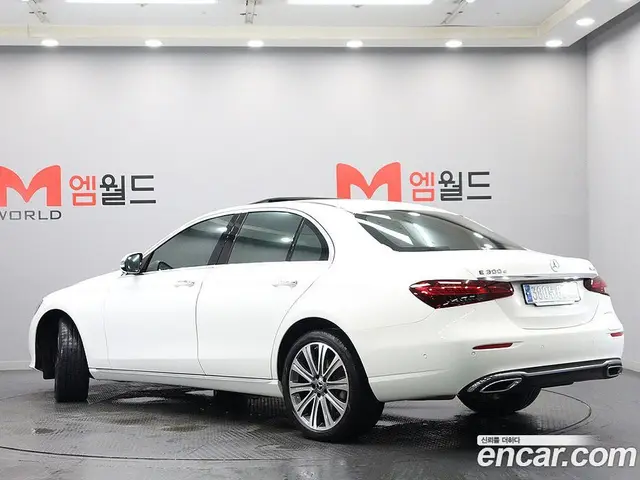 Mercedes-Benz E-Class 2023 2.0 автомат (гидро), миниатюра 3