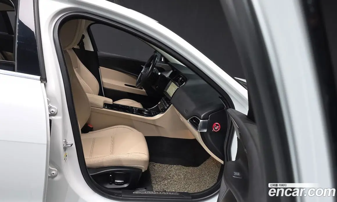 Jaguar XE 2019 2.0 автомат (гидро), фото 11