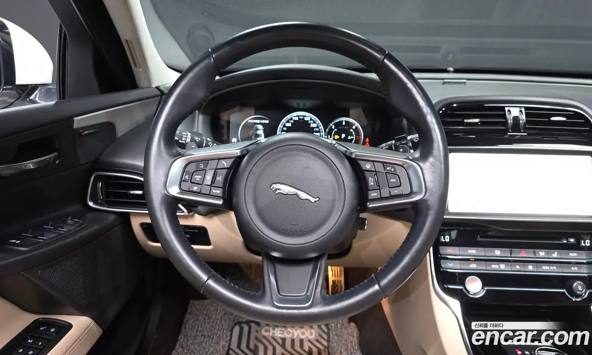 Jaguar XE 2019 2.0 автомат (гидро), фото 13