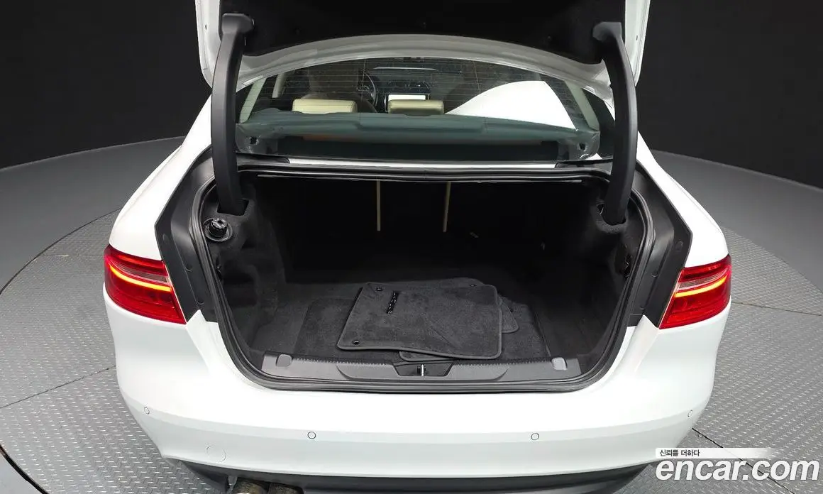 Jaguar XE 2019 2.0 автомат (гидро), фото 20