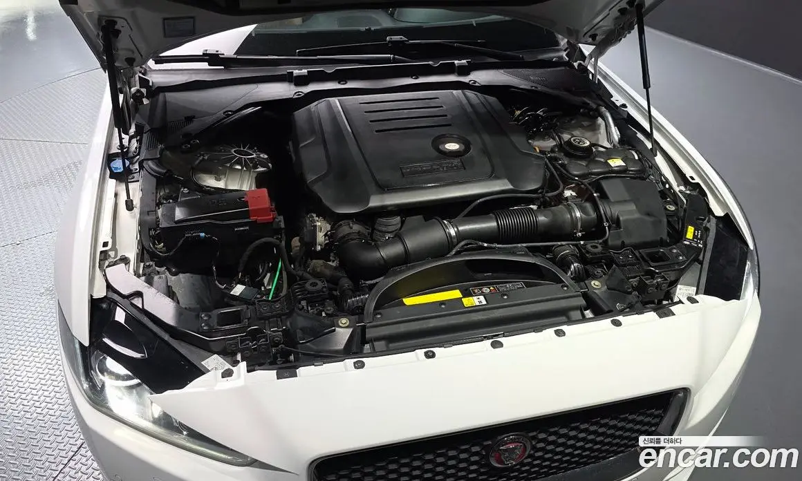 Jaguar XE 2019 2.0 автомат (гидро), фото 6