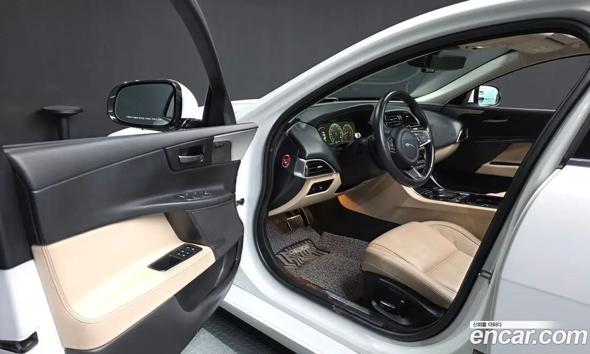 Jaguar XE 2019 2.0 автомат (гидро), фото 10