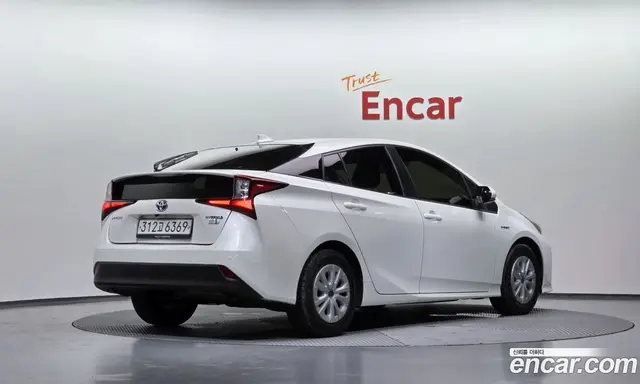 Toyota Prius 2019 1.8 автомат (гидро), миниатюра 2
