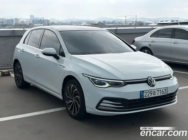 Volkswagen Golf 2023 2.0 автомат (гидро), миниатюра 3