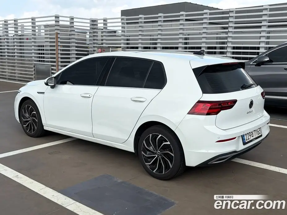 Volkswagen Golf 2023 2.0 автомат (гидро), фото 4