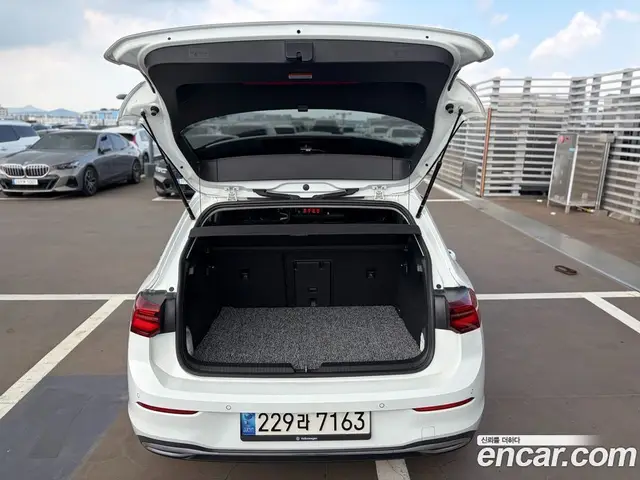 Volkswagen Golf 2023 2.0 автомат (гидро), миниатюра 6