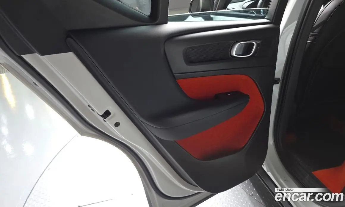 Volvo XC40 2019 2.0 автомат (гидро), фото 15