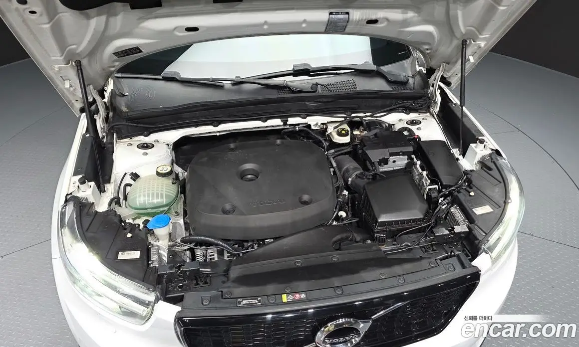 Volvo XC40 2019 2.0 автомат (гидро), фото 6