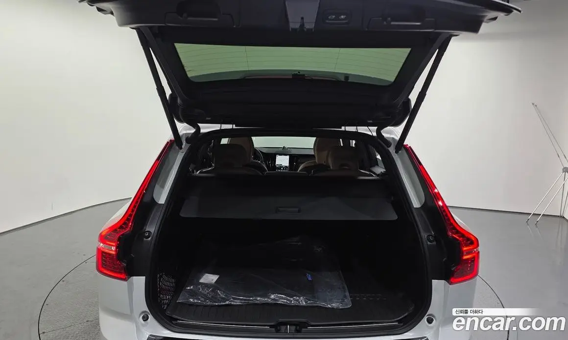 Volvo XC60 2022 2.0 автомат (гидро), фото 20