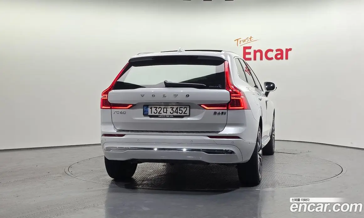 Volvo XC60 2022 2.0 автомат (гидро), фото 4