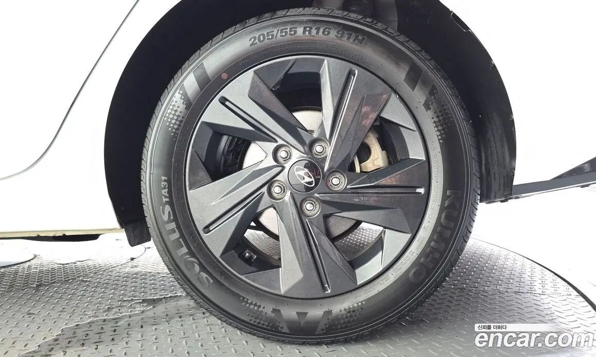 Hyundai Avante 2023 1.6 автомат (гидро), фото 7