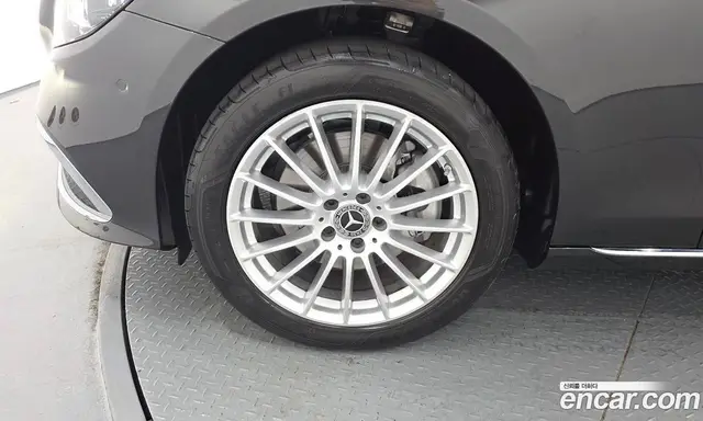 Mercedes-Benz E-Class 2023 1.9 автомат (гидро), миниатюра 5