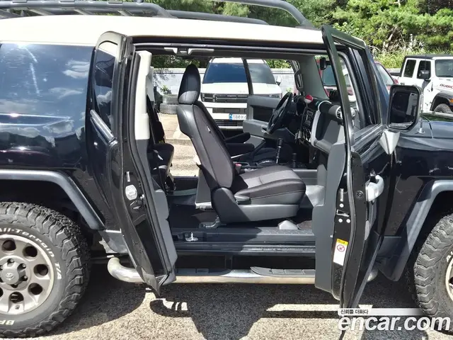 Toyota FJ Cruiser 2012 3.9 автомат (гидро), миниатюра 11