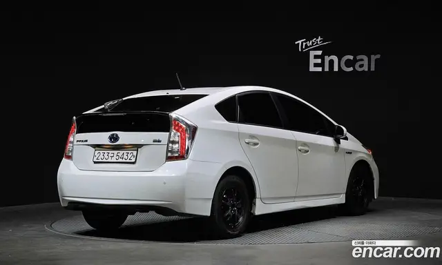 Toyota Prius 2015 1.8 автомат (гидро), миниатюра 2