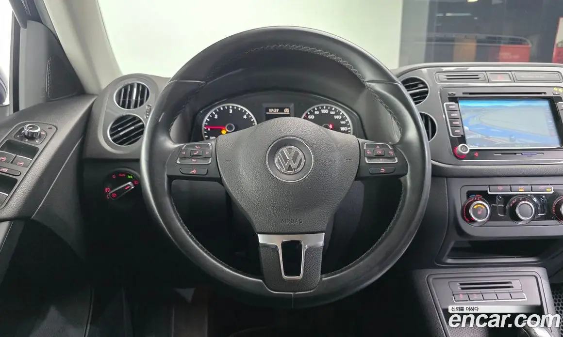 Volkswagen Tiguan 2015 2.0 автомат (гидро), фото 13