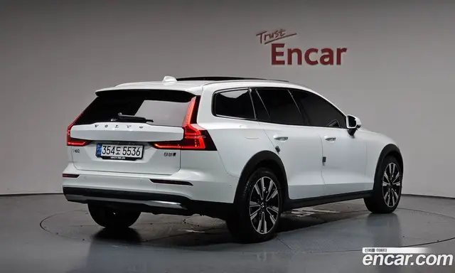 Volvo V60 2024 2.0 автомат (гидро), миниатюра 1