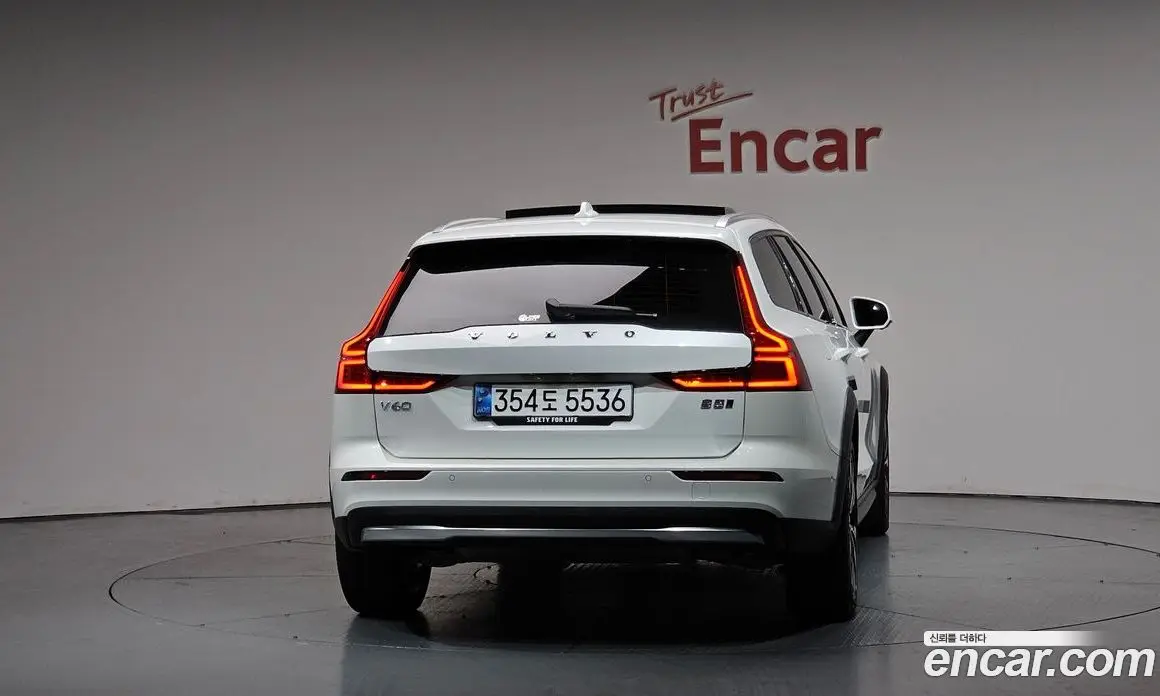 Volvo V60 2024 2.0 автомат (гидро), фото 3