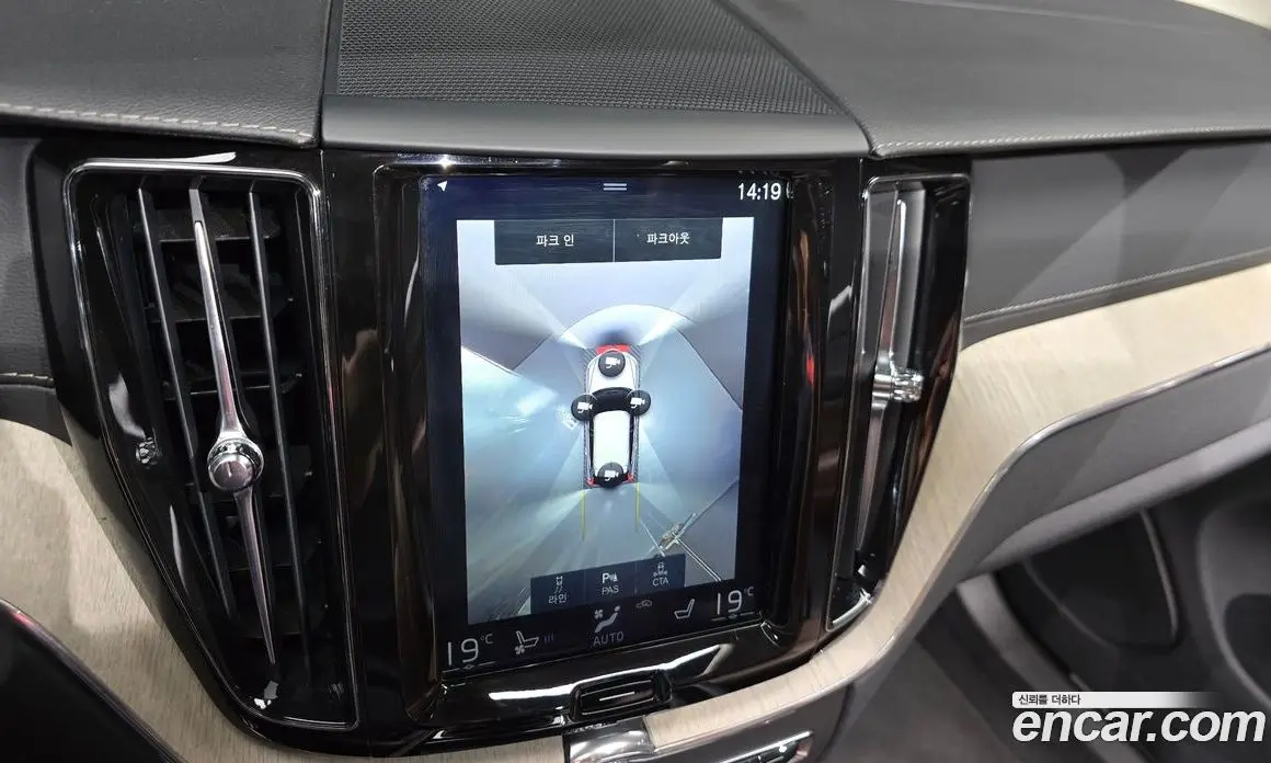 Volvo XC60 2019 2.0 автомат (гидро), фото 14