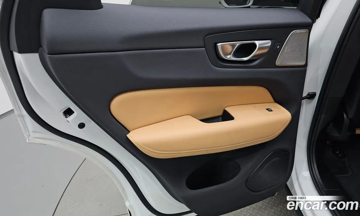 Volvo XC60 2024 2.0 автомат (гидро), фото 15
