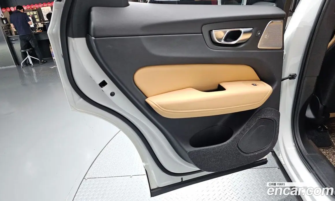 Volvo XC60 2025 2.0 автомат (гидро), фото 15
