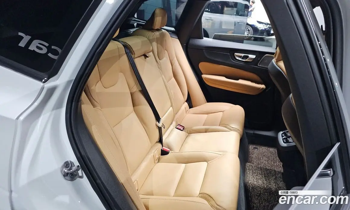 Volvo XC60 2025 2.0 автомат (гидро), фото 17