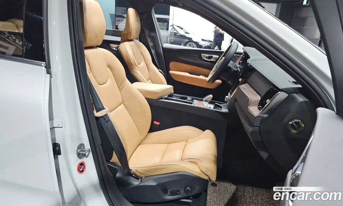 Volvo XC60 2025 2.0 автомат (гидро), фото 18