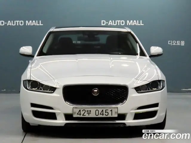 Jaguar XE 2015 2.0 автомат (гидро), миниатюра 2