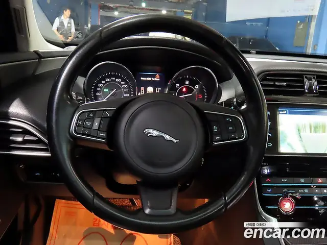 Jaguar XE 2015 2.0 автомат (гидро), миниатюра 11