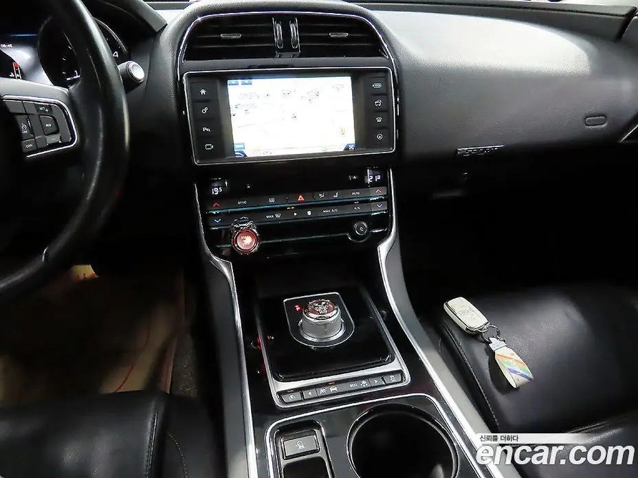 Jaguar XE 2015 2.0 автомат (гидро), фото 12