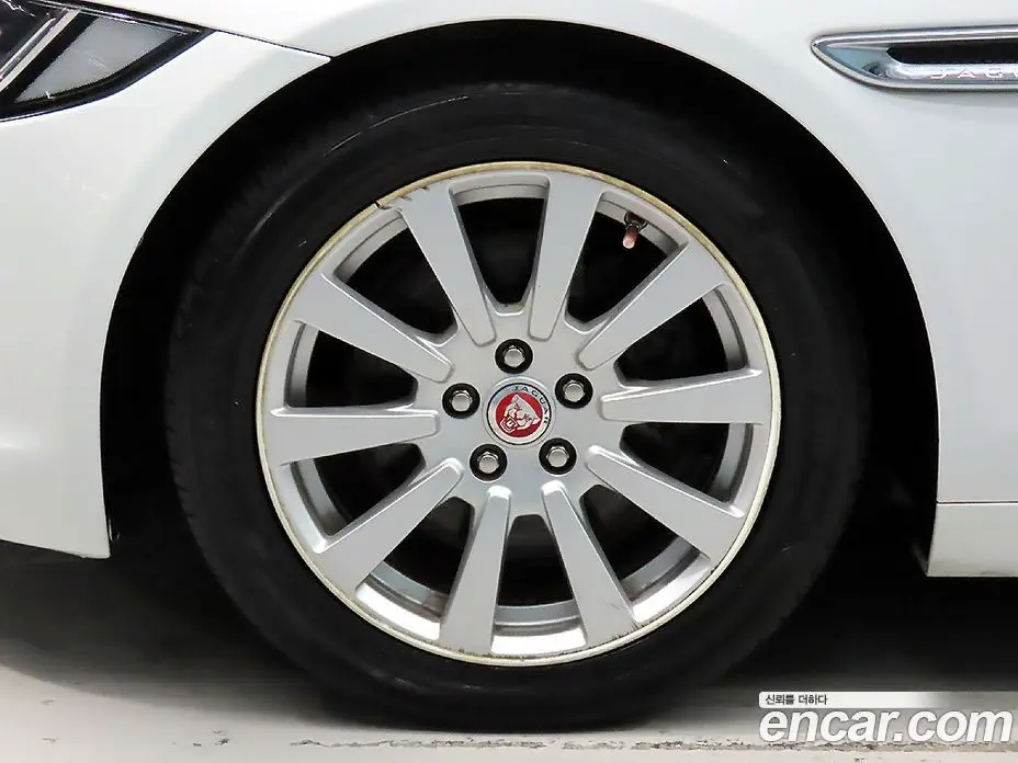 Jaguar XE 2015 2.0 автомат (гидро), фото 20